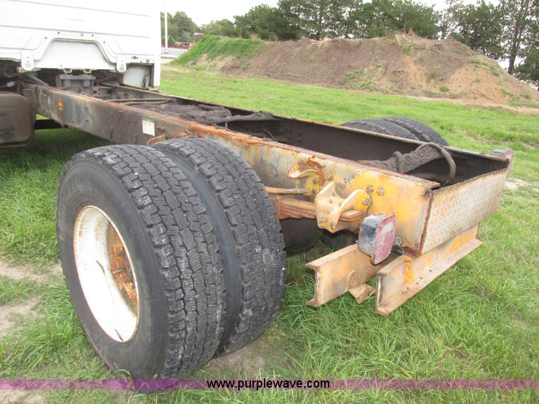 image for item G9938 2001 Freightliner FL70 Business Class truck cab and chassis