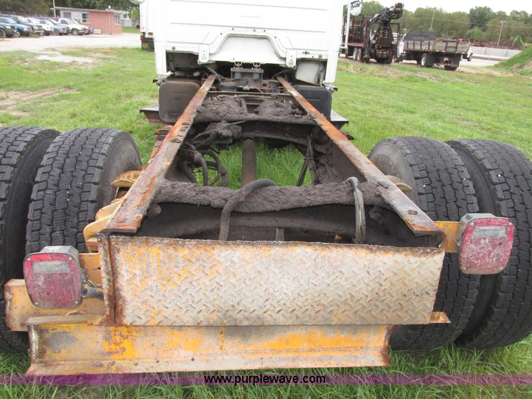 image for item G9938 2001 Freightliner FL70 Business Class truck cab and chassis