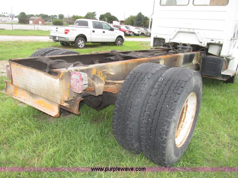 image for item G9938 2001 Freightliner FL70 Business Class truck cab and chassis