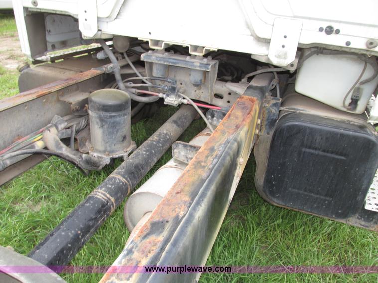 image for item G9938 2001 Freightliner FL70 Business Class truck cab and chassis