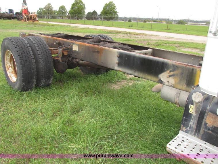 image for item G9938 2001 Freightliner FL70 Business Class truck cab and chassis