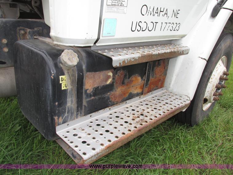 image for item G9938 2001 Freightliner FL70 Business Class truck cab and chassis