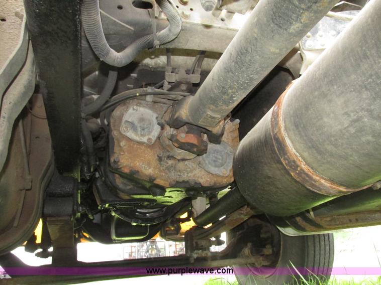 image for item G9938 2001 Freightliner FL70 Business Class truck cab and chassis