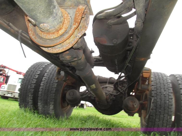 image for item G9938 2001 Freightliner FL70 Business Class truck cab and chassis