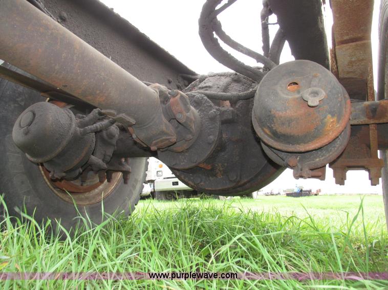 image for item G9938 2001 Freightliner FL70 Business Class truck cab and chassis