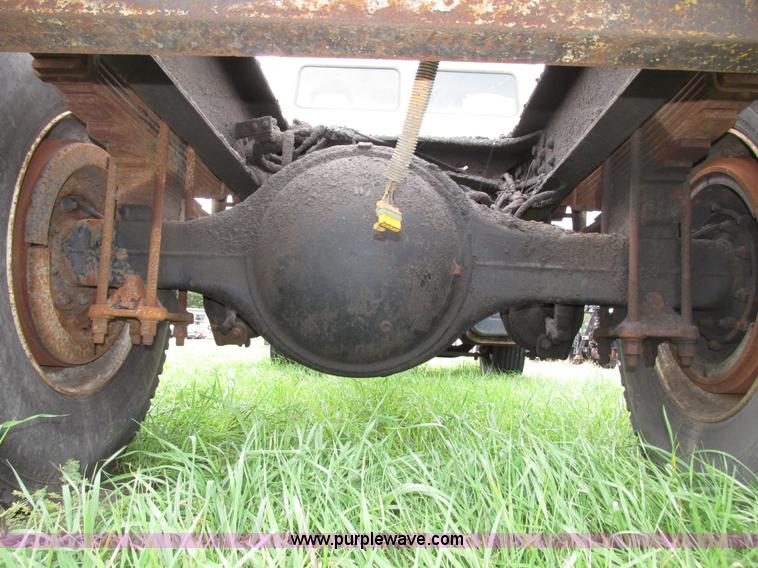 image for item G9938 2001 Freightliner FL70 Business Class truck cab and chassis