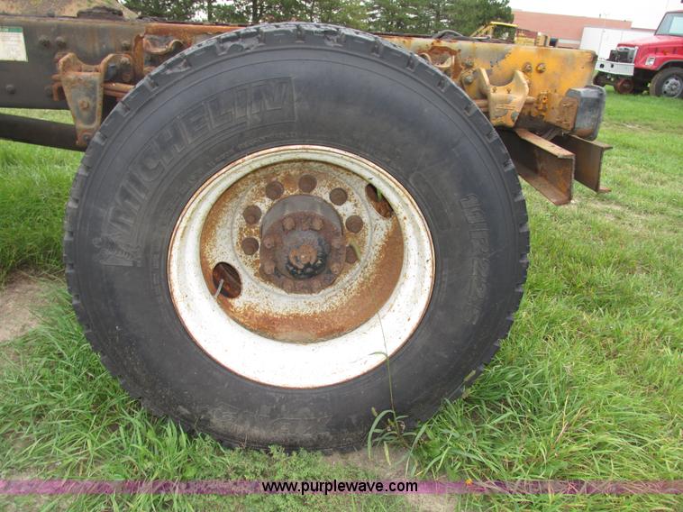 image for item G9938 2001 Freightliner FL70 Business Class truck cab and chassis