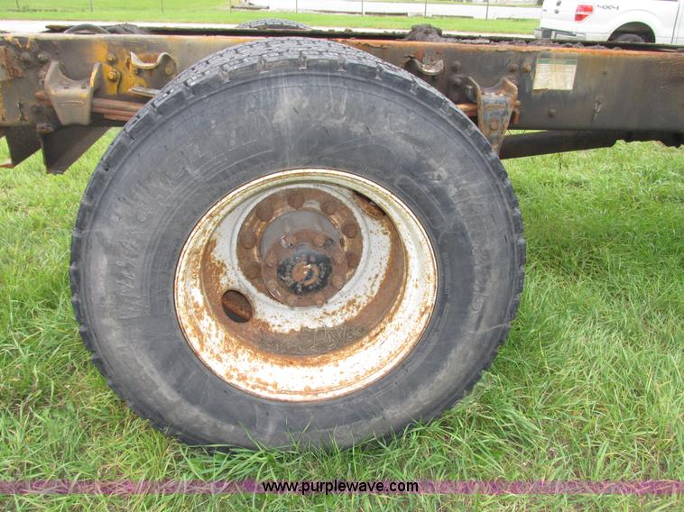 image for item G9938 2001 Freightliner FL70 Business Class truck cab and chassis