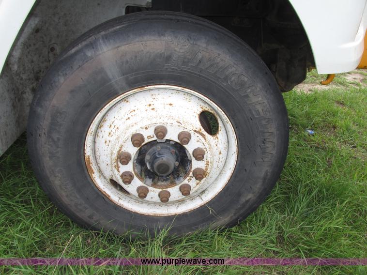 image for item G9938 2001 Freightliner FL70 Business Class truck cab and chassis