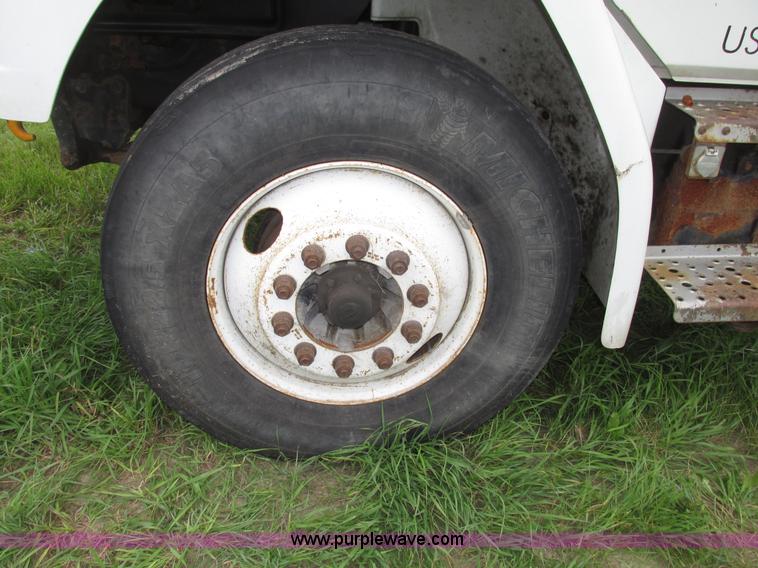 image for item G9938 2001 Freightliner FL70 Business Class truck cab and chassis