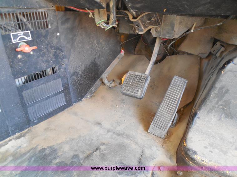 image for item I3317 1998 Ford B800 school bus