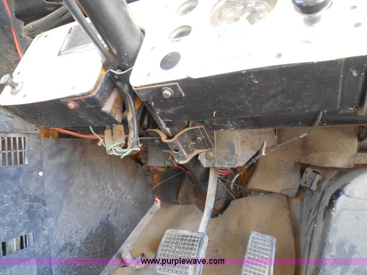 image for item I3317 1998 Ford B800 school bus