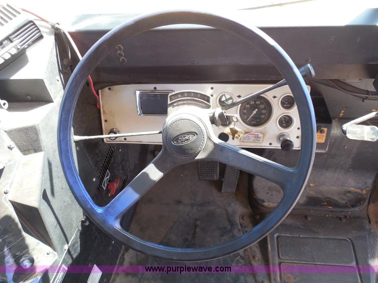 image for item I3317 1998 Ford B800 school bus