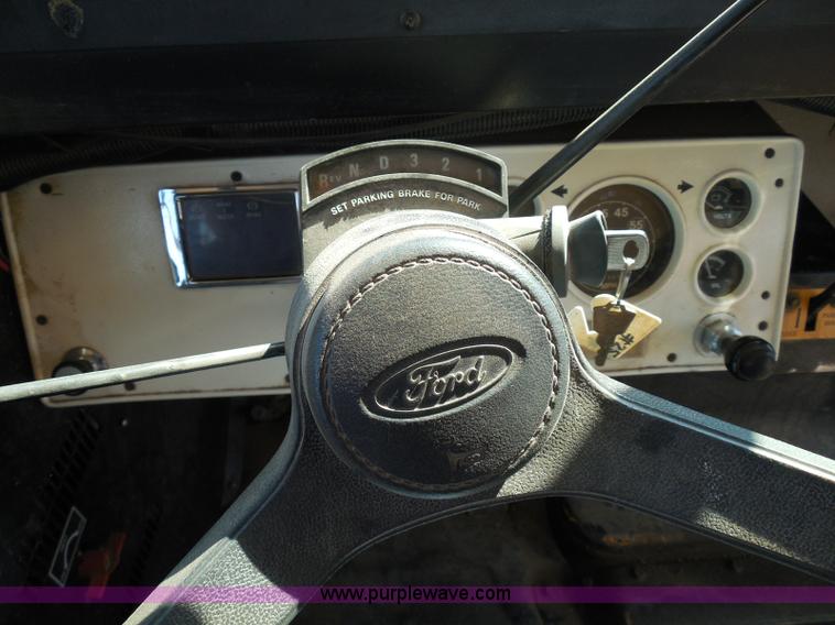 image for item I3317 1998 Ford B800 school bus