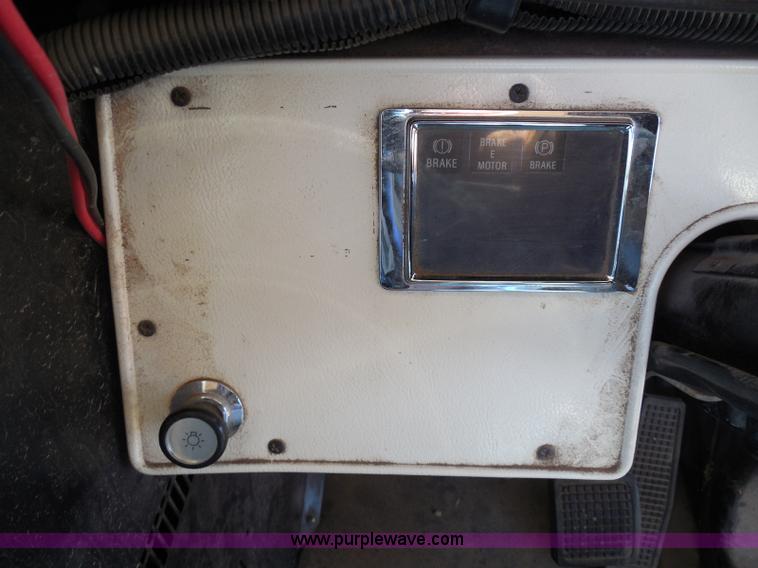 image for item I3317 1998 Ford B800 school bus