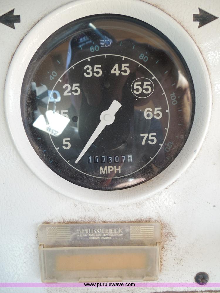 image for item I3317 1998 Ford B800 school bus