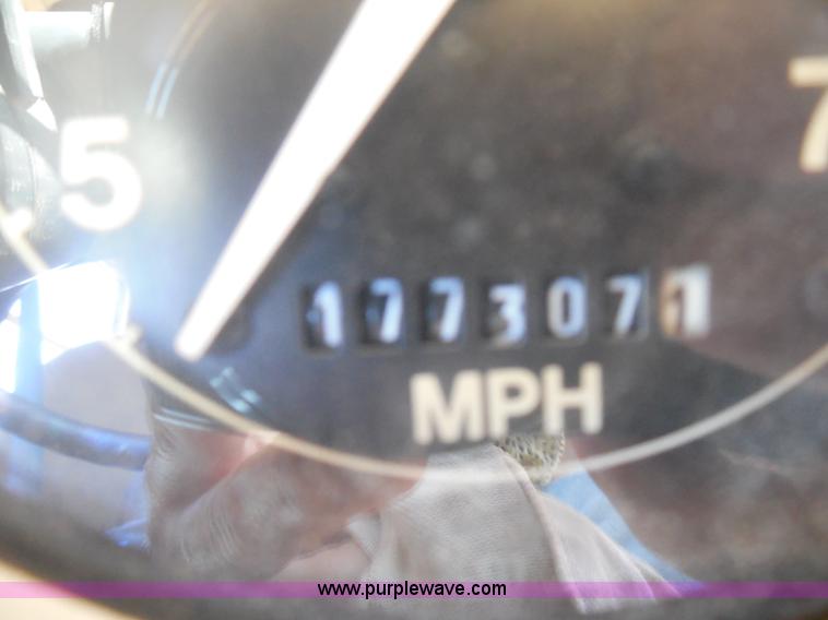 image for item I3317 1998 Ford B800 school bus