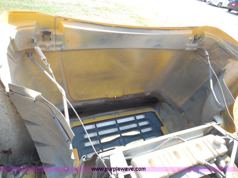 image for item I3317 1998 Ford B800 school bus