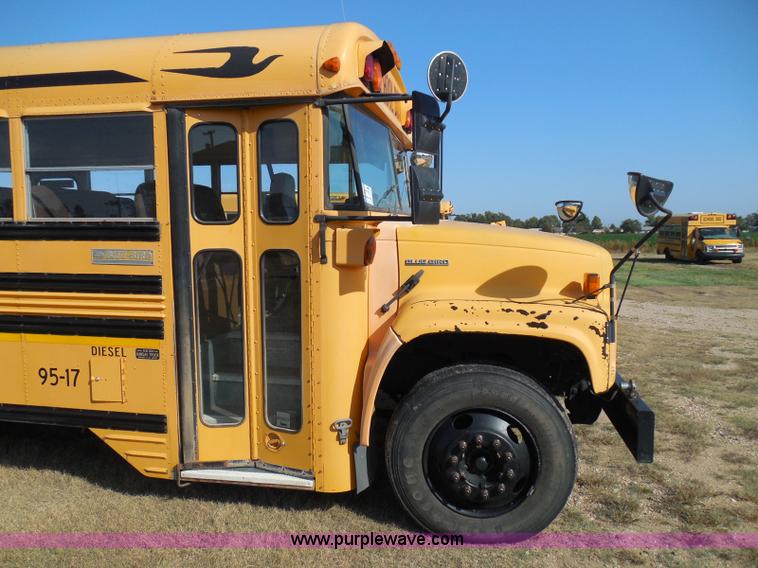 image for item I3318 1995 Chevrolet B7 bus