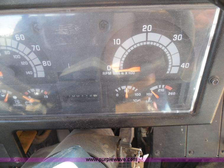 image for item I3318 1995 Chevrolet B7 bus