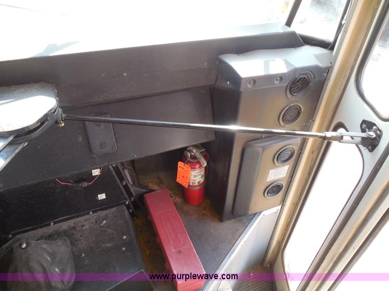 image for item I3318 1995 Chevrolet B7 bus