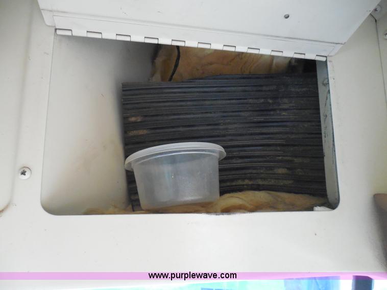 image for item I3318 1995 Chevrolet B7 bus