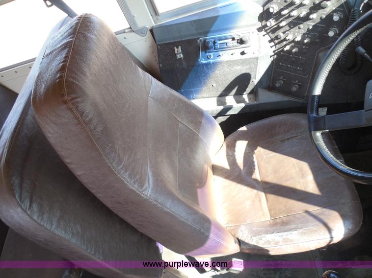 image for item I3318 1995 Chevrolet B7 bus