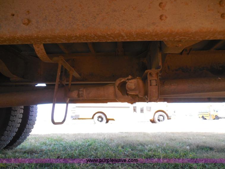 image for item I3318 1995 Chevrolet B7 bus