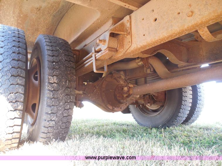 image for item I3318 1995 Chevrolet B7 bus