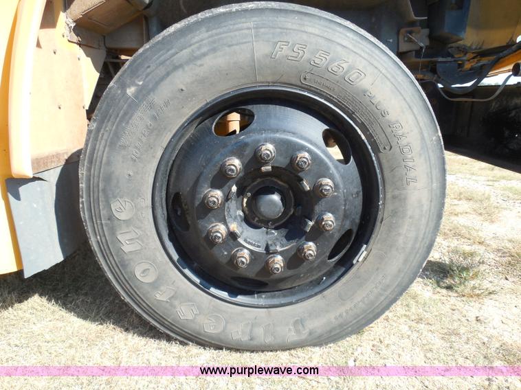 image for item I3318 1995 Chevrolet B7 bus