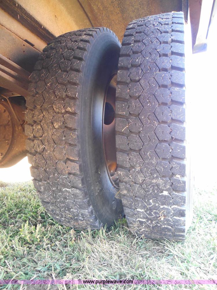 image for item I3318 1995 Chevrolet B7 bus