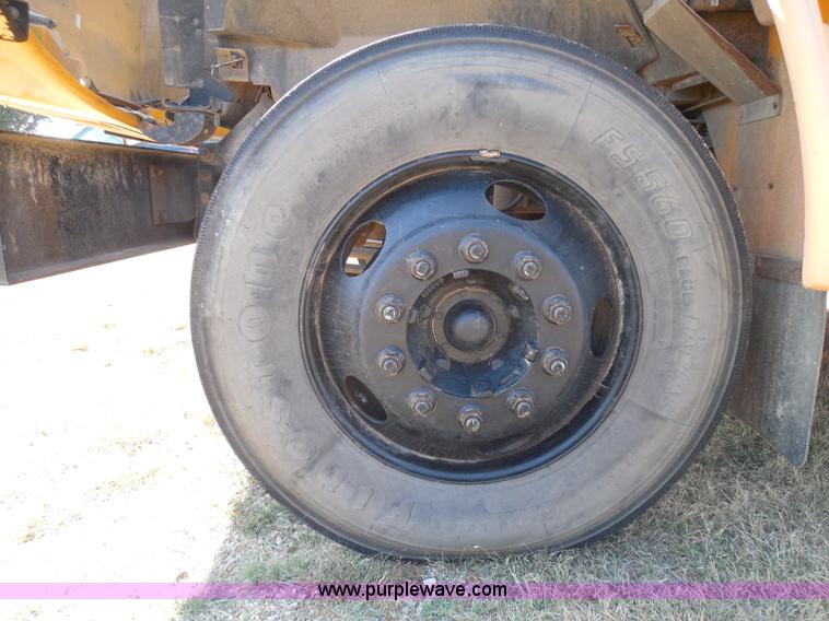 image for item I3318 1995 Chevrolet B7 bus