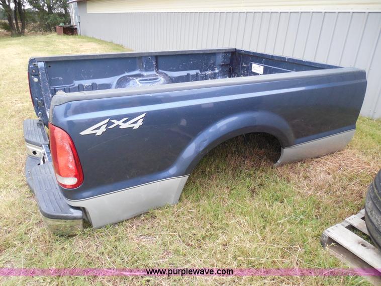 image for item I3330 2004 Ford F250 Super Duty pickup truck bed