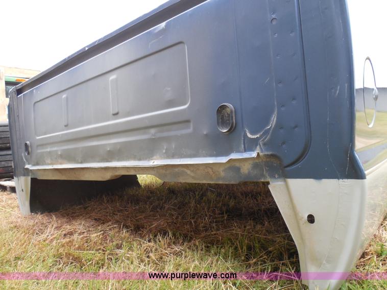 image for item I3330 2004 Ford F250 Super Duty pickup truck bed