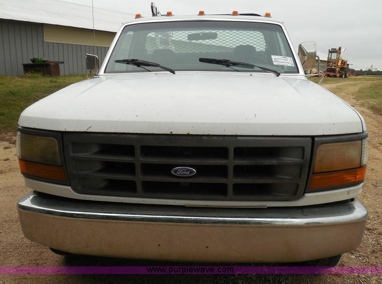 image for item I3332 1993 Ford F350 XL utility truck with crane