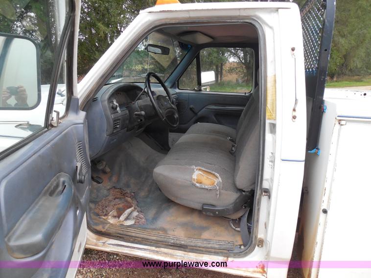 image for item I3332 1993 Ford F350 XL utility truck with crane