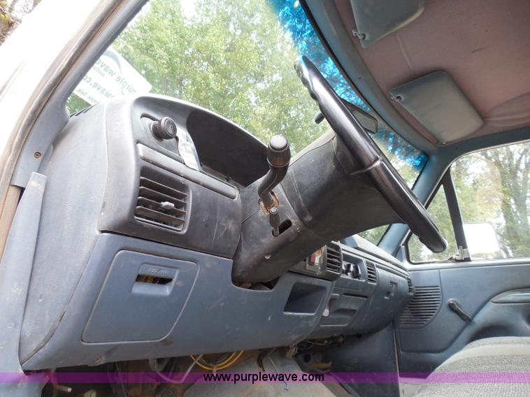 image for item I3332 1993 Ford F350 XL utility truck with crane