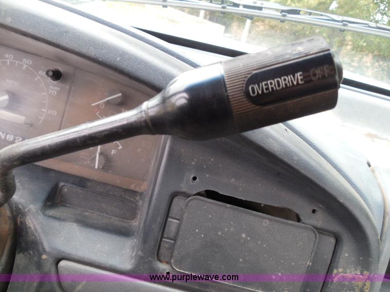 image for item I3332 1993 Ford F350 XL utility truck with crane