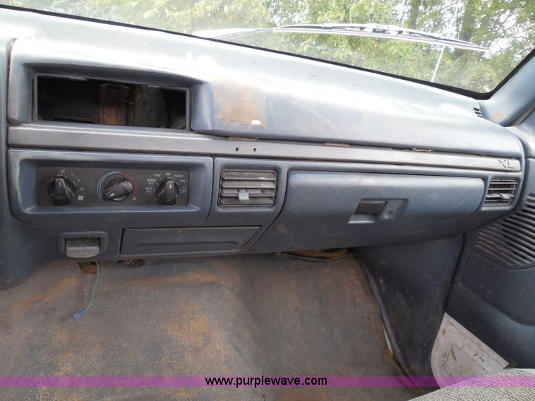 image for item I3332 1993 Ford F350 XL utility truck with crane