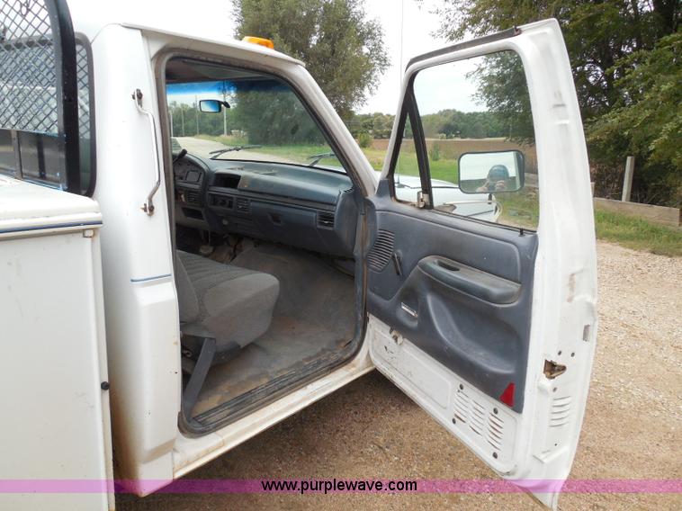 image for item I3332 1993 Ford F350 XL utility truck with crane