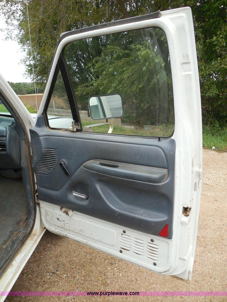 image for item I3332 1993 Ford F350 XL utility truck with crane