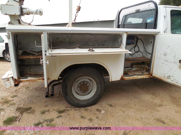 image for item I3332 1993 Ford F350 XL utility truck with crane
