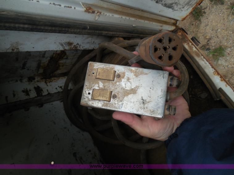 image for item I3332 1993 Ford F350 XL utility truck with crane