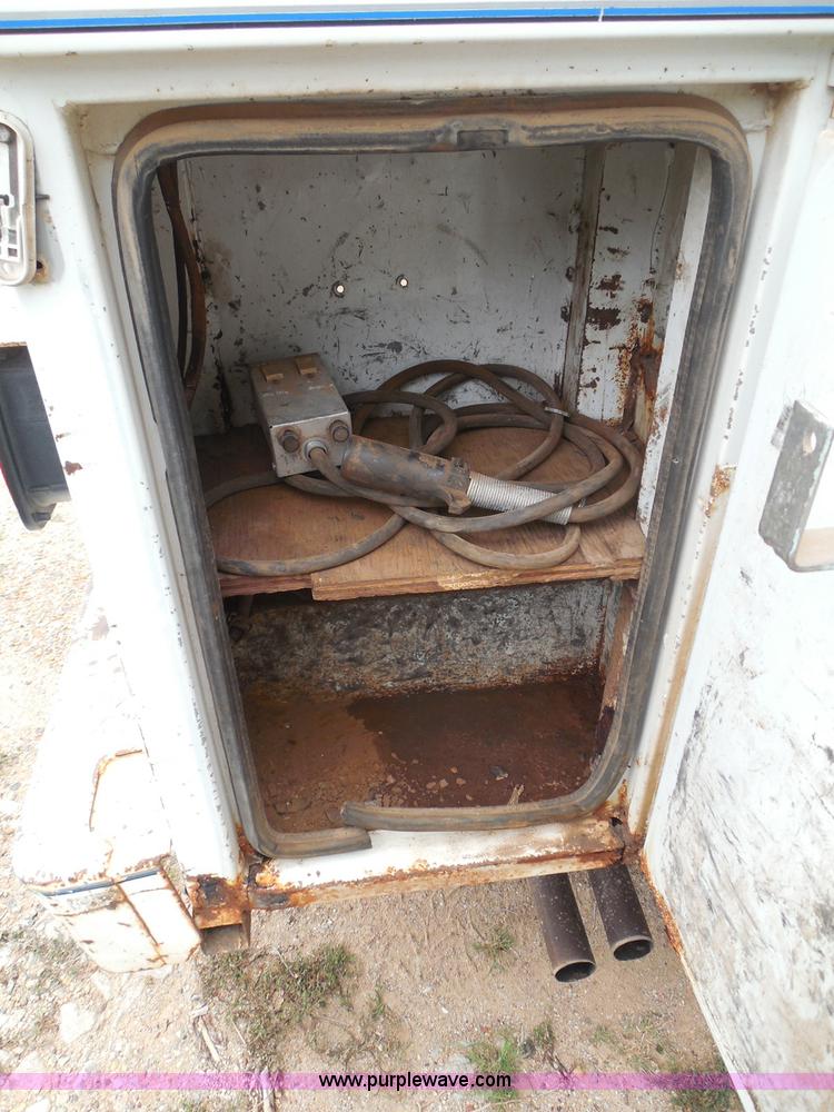 image for item I3332 1993 Ford F350 XL utility truck with crane