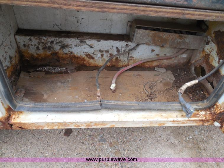 image for item I3332 1993 Ford F350 XL utility truck with crane