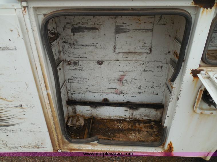 image for item I3332 1993 Ford F350 XL utility truck with crane