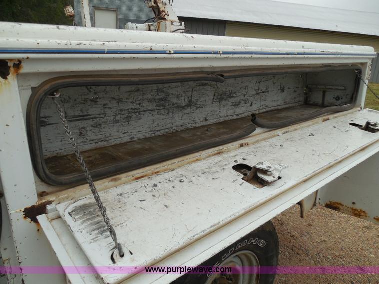 image for item I3332 1993 Ford F350 XL utility truck with crane