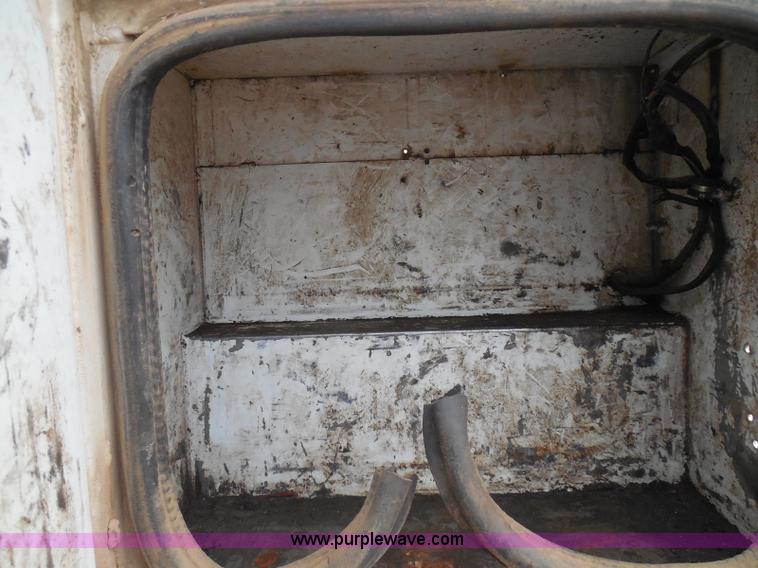 image for item I3332 1993 Ford F350 XL utility truck with crane