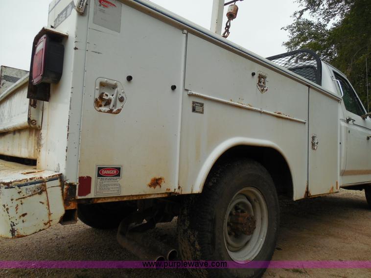 image for item I3332 1993 Ford F350 XL utility truck with crane