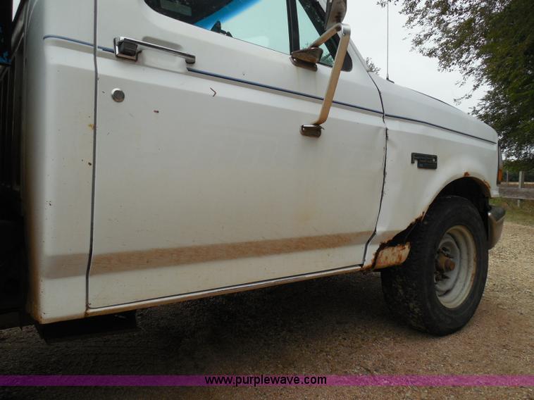 image for item I3332 1993 Ford F350 XL utility truck with crane